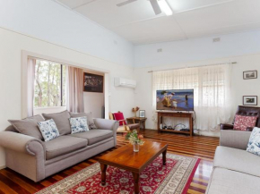 Daves Place Holiday house with WI FI Aircon and Boat Parking